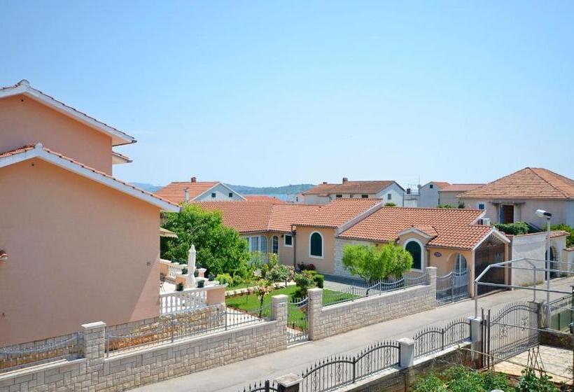 Apartments And Room Zinka