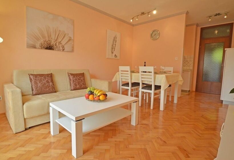 Apartments Benussi 1045