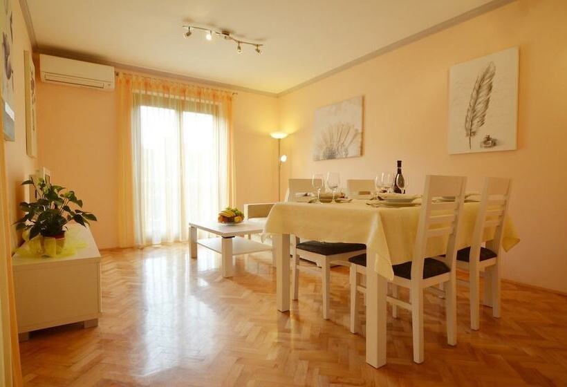 Apartments Benussi 1045