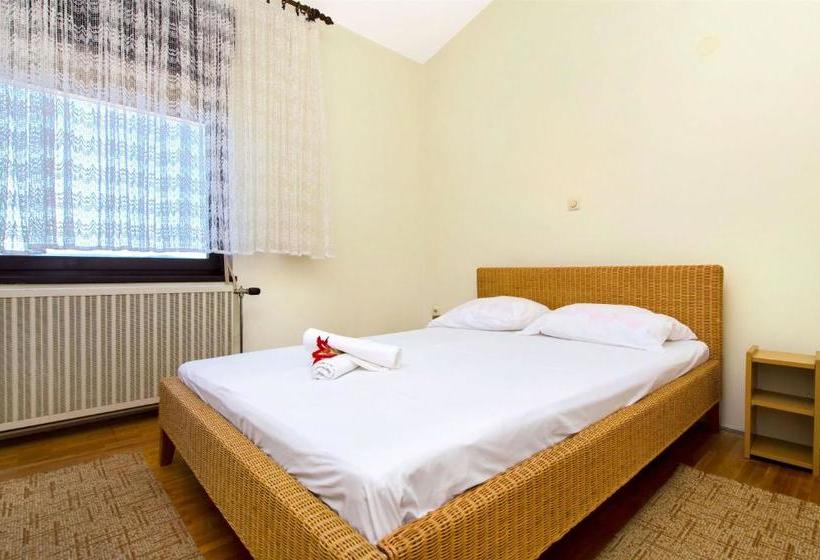 Hostel Guesthouse Mira