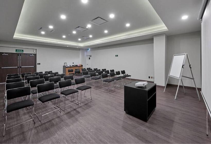 בית מלון כפרי City Express By Marriott Hermosillo Expo