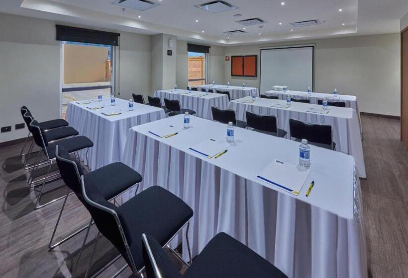 בית מלון כפרי City Express By Marriott Hermosillo Expo