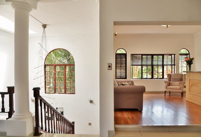 بنسيون Indlovukazi Guesthouse