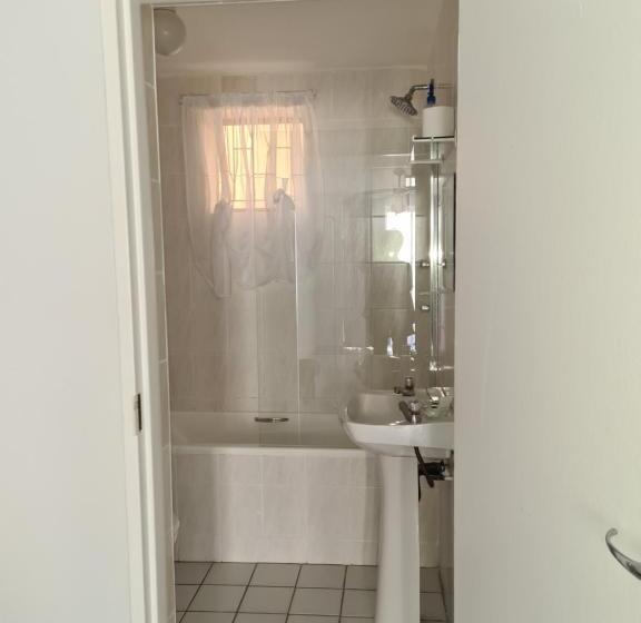 פנסיון Ocean View Guest House