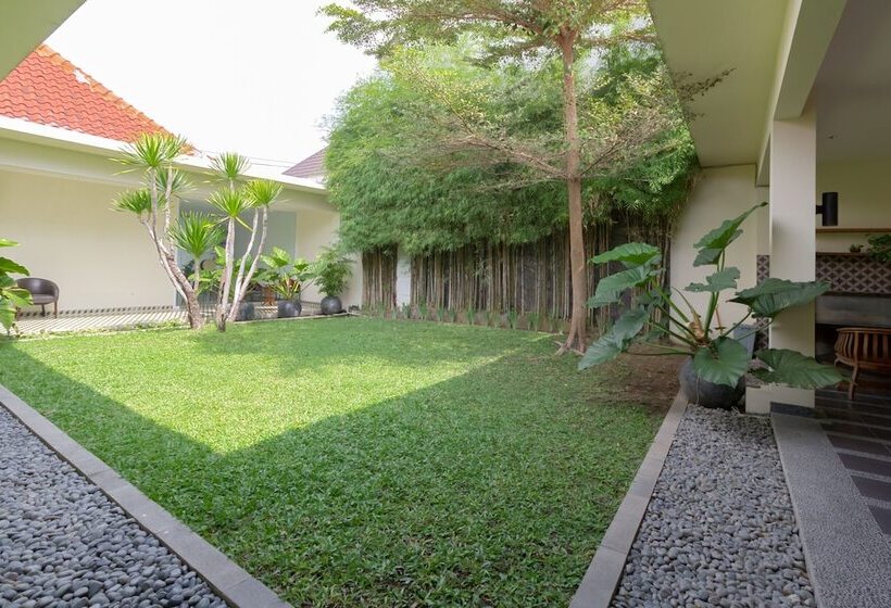 Отель Reddoorz Plus @ Demangan Gejayan