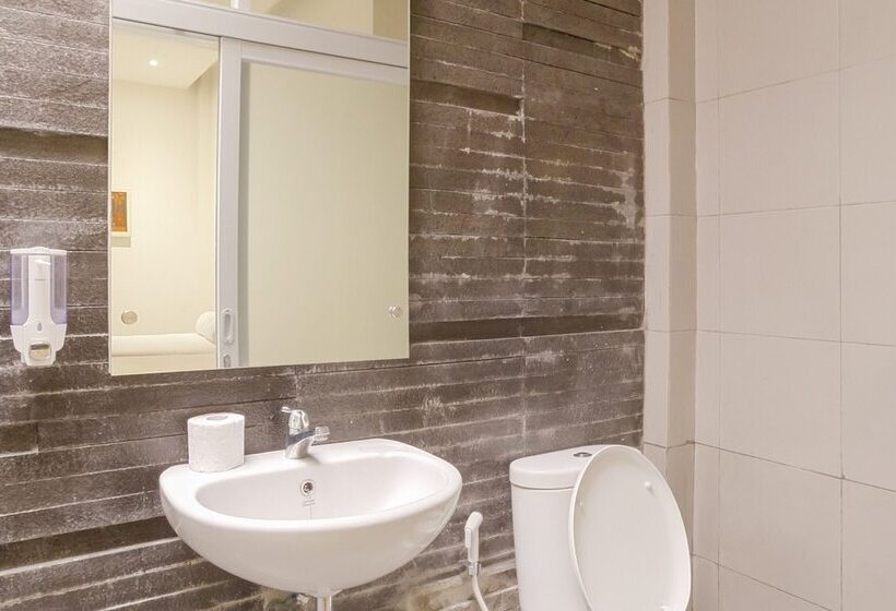 Отель Reddoorz Plus @ Demangan Gejayan