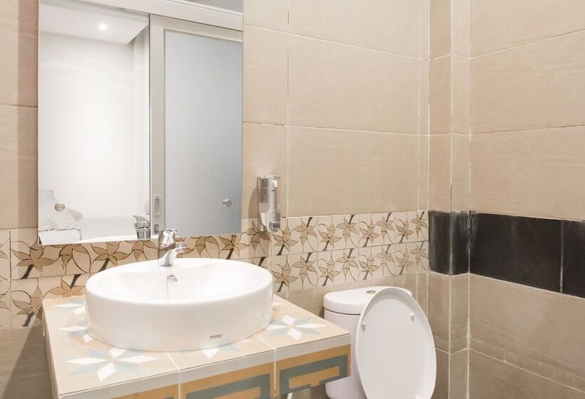 Отель Reddoorz Plus @ Demangan Gejayan