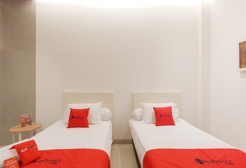 Отель Reddoorz Plus @ Demangan Gejayan