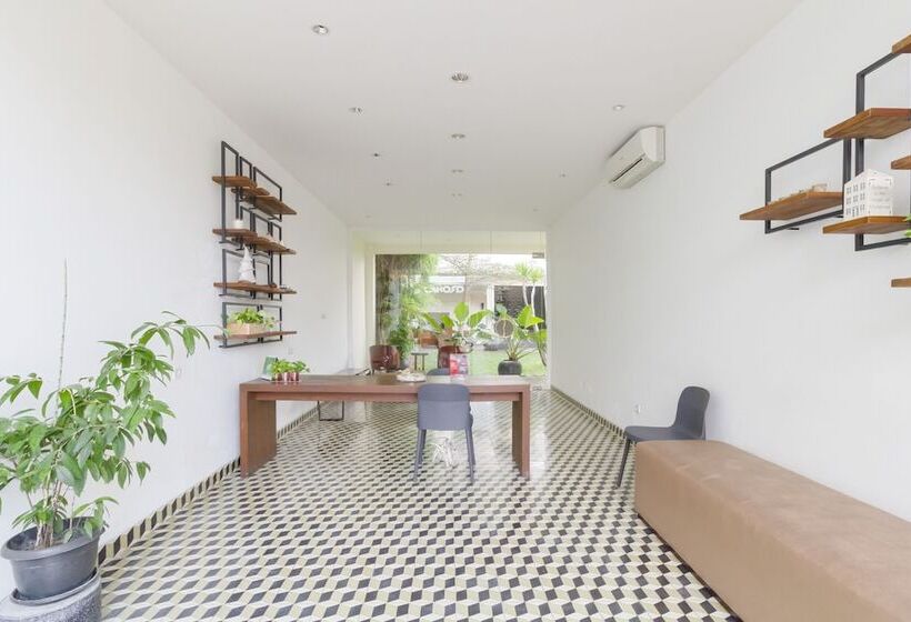 Отель Reddoorz Plus @ Demangan Gejayan