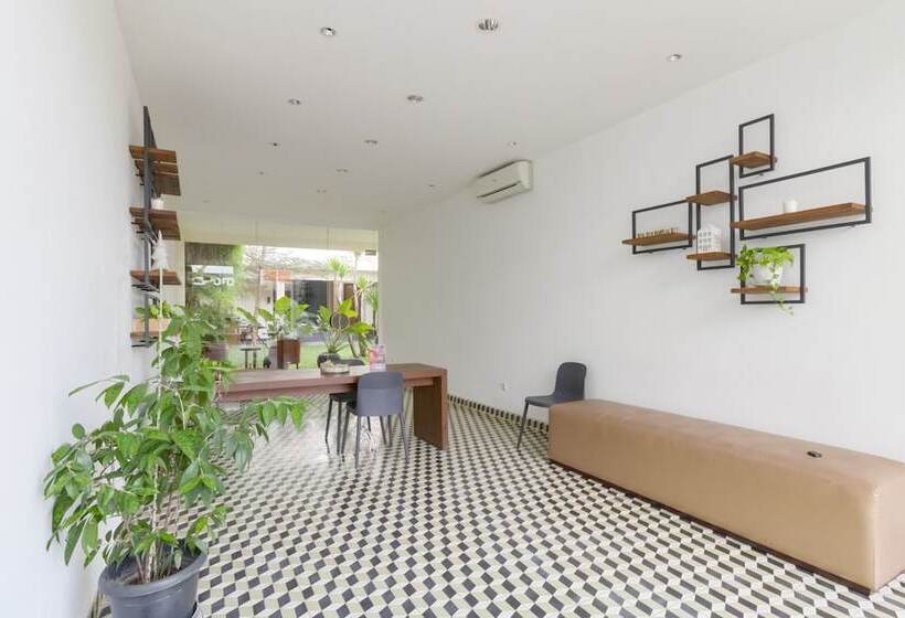 Отель Reddoorz Plus @ Demangan Gejayan