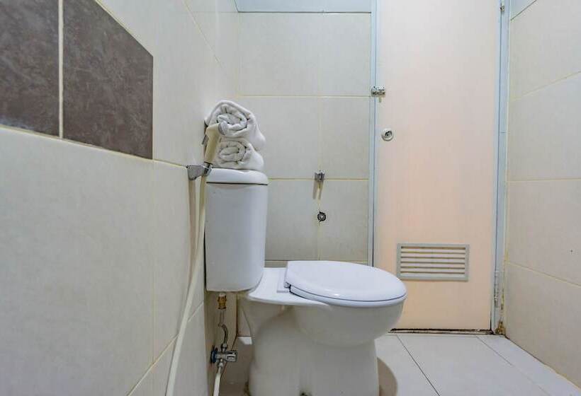 בית מלון כפרי Oyo 2416 Griya Otista Syariah