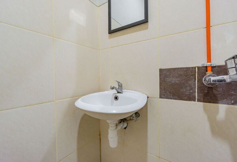 בית מלון כפרי Oyo 2416 Griya Otista Syariah