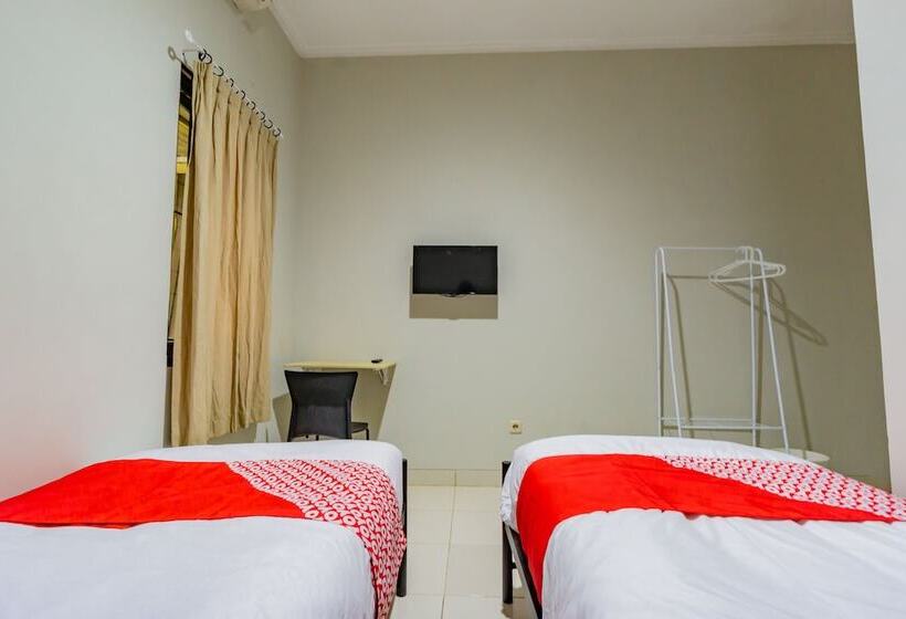 בית מלון כפרי Oyo 2416 Griya Otista Syariah