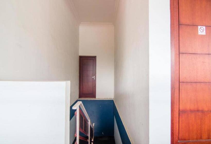 Отель Oyo 2421 Joglo Guest House Syariah