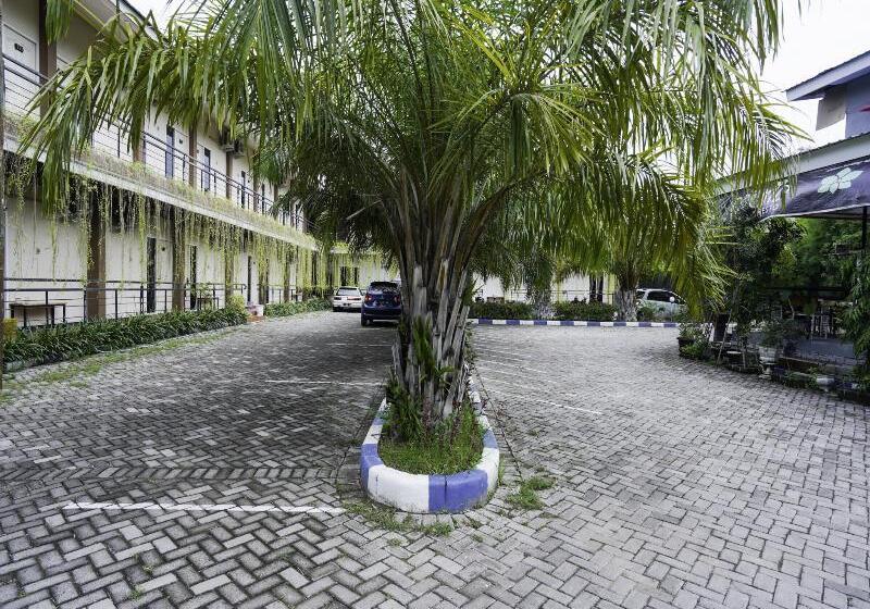 Reddoorz Plus Syariah At Lotus Hotel Bojonegoro