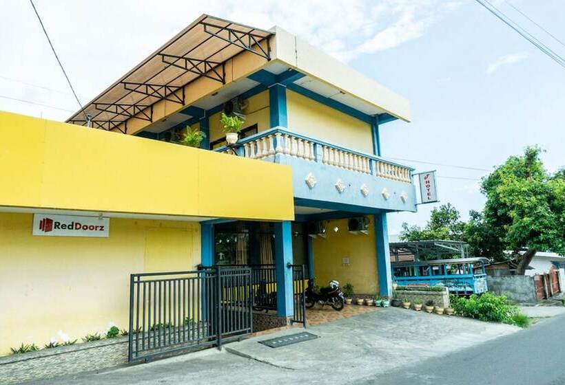 Отель Reddoorz Near H. Hasan Aroeboesman Airport