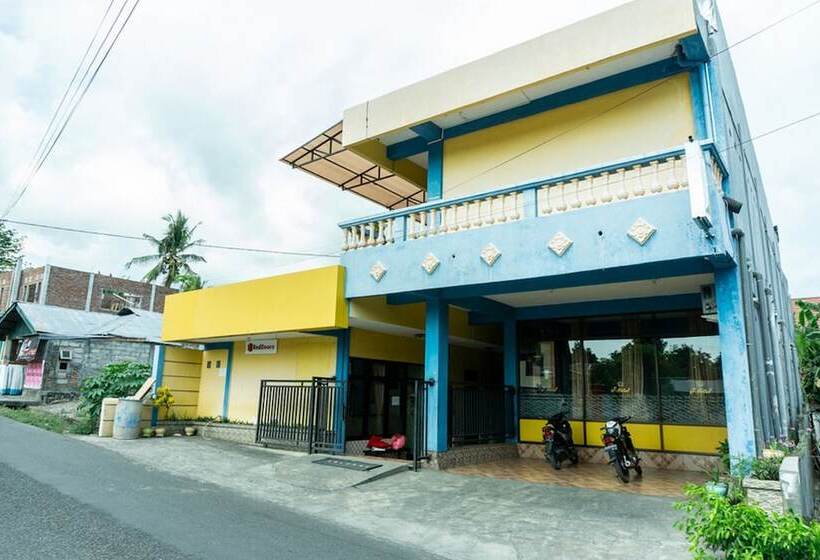 Отель Reddoorz Near H. Hasan Aroeboesman Airport