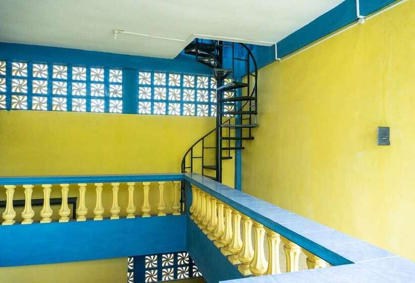 Отель Reddoorz Near H. Hasan Aroeboesman Airport