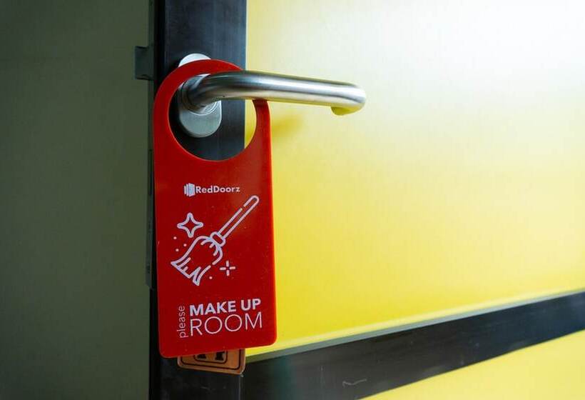 Отель Reddoorz Near H. Hasan Aroeboesman Airport