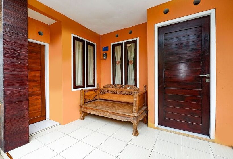 ホテル Spot On 2414 Homestay Potroyudan Syariah