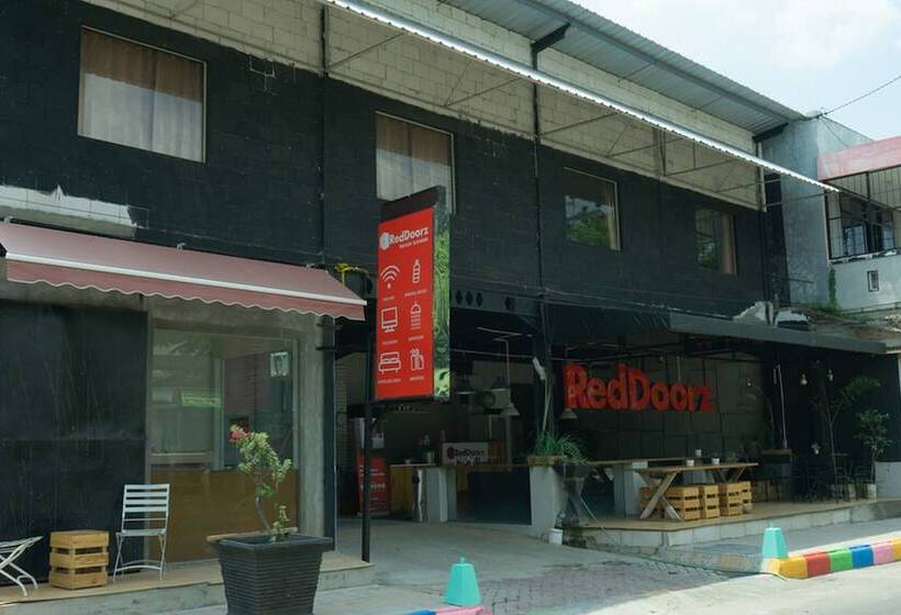 פנסיון Reddoorz Near Alun Alun Madiun