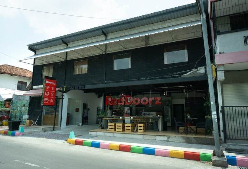 פנסיון Reddoorz Near Alun Alun Madiun