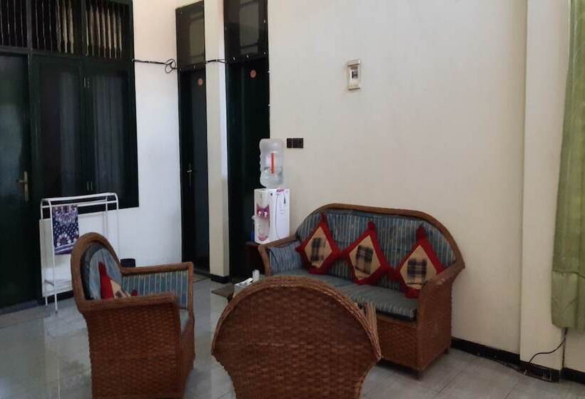 בית מלון כפרי Oyo 2342 Asti Residence 1