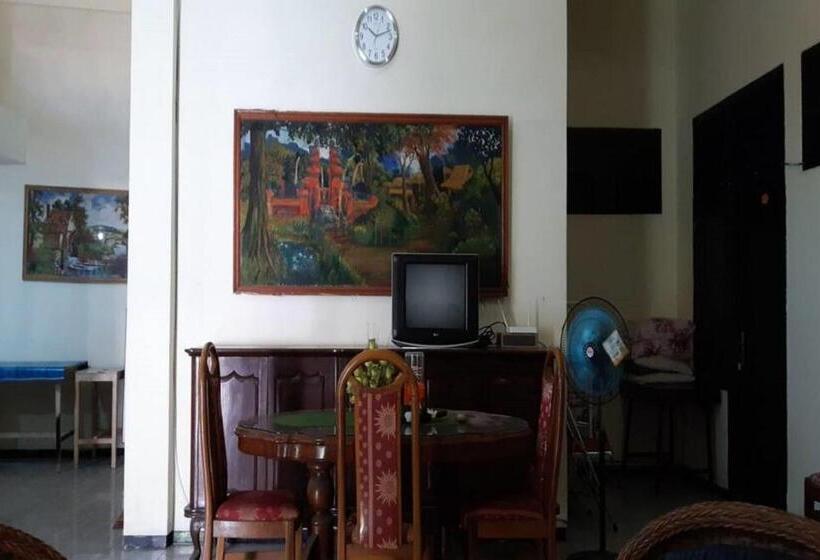 בית מלון כפרי Oyo 2342 Asti Residence 1