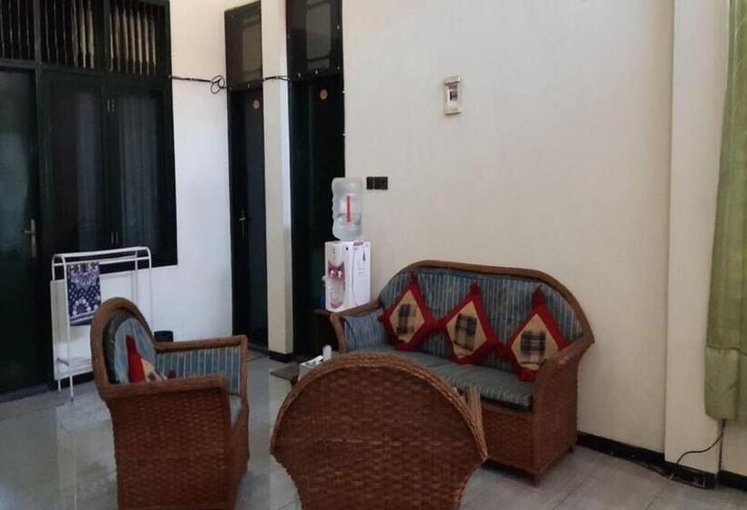 בית מלון כפרי Oyo 2342 Asti Residence 1