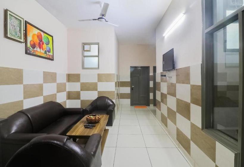 酒店 Oyo 65532 Clock Inn