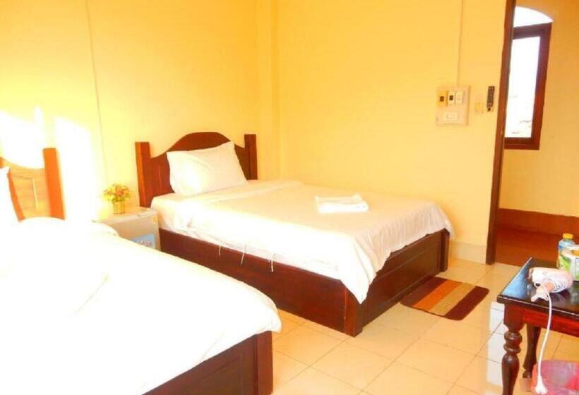 בית מלון כפרי Vang Vieng Camellia