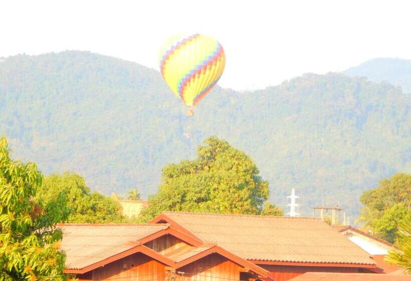 בית מלון כפרי Vang Vieng Camellia