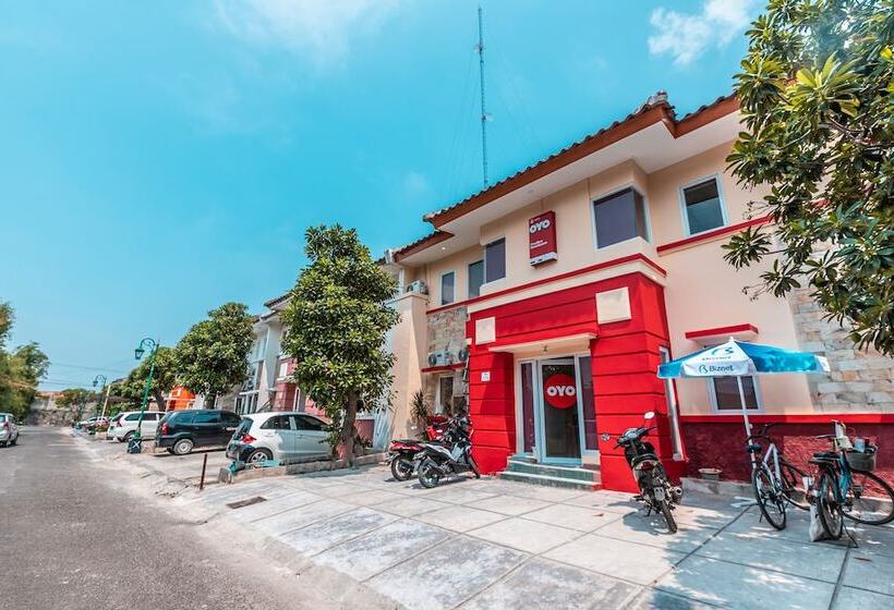 Отель Reddoorz @ Pavilion Residence Cikarang