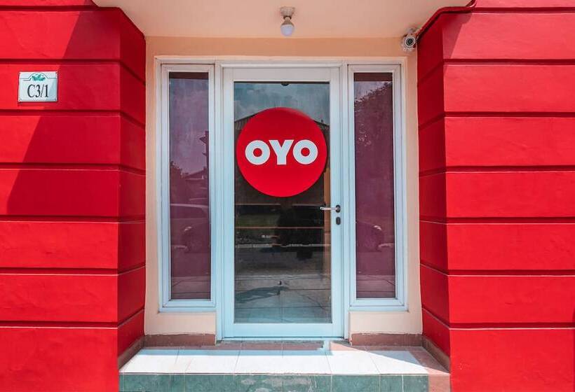 Отель Reddoorz @ Pavilion Residence Cikarang