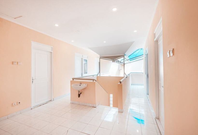 Отель Reddoorz @ Pavilion Residence Cikarang