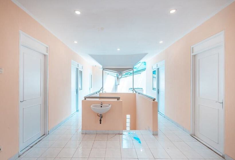 Отель Reddoorz @ Pavilion Residence Cikarang
