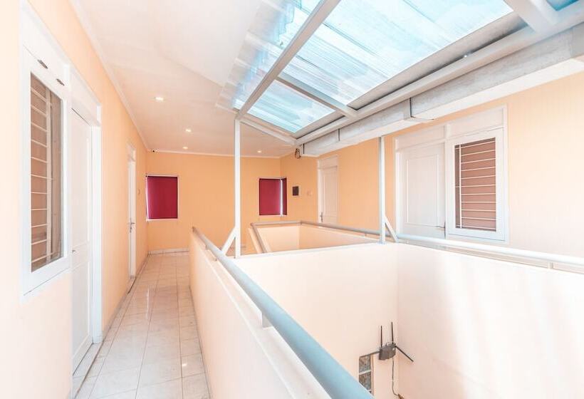Отель Reddoorz @ Pavilion Residence Cikarang