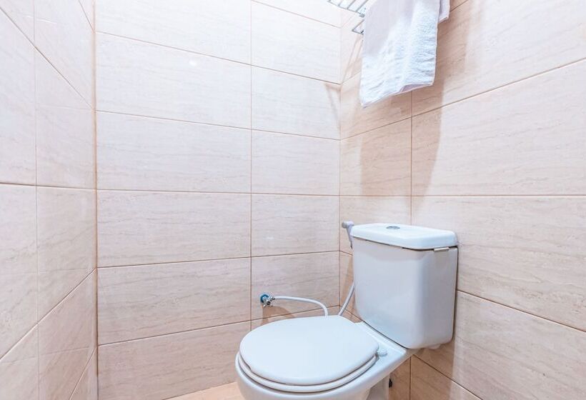 Отель Reddoorz @ Pavilion Residence Cikarang