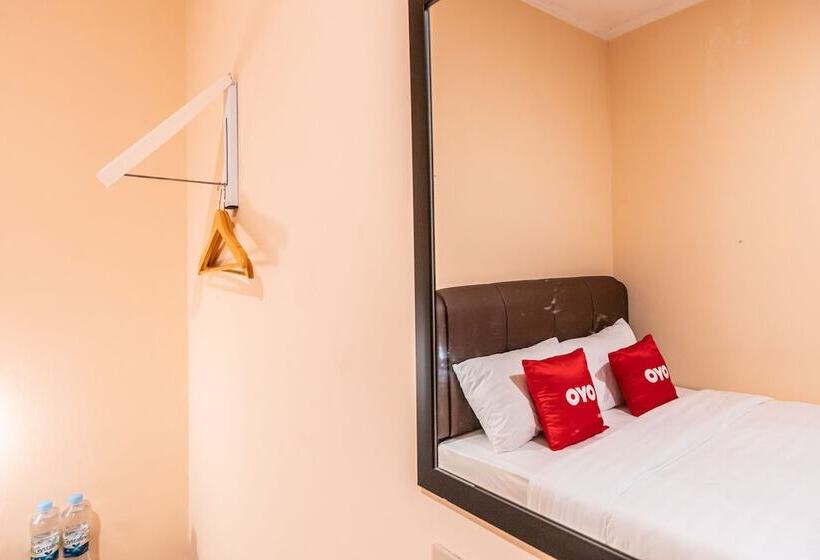 Отель Reddoorz @ Pavilion Residence Cikarang