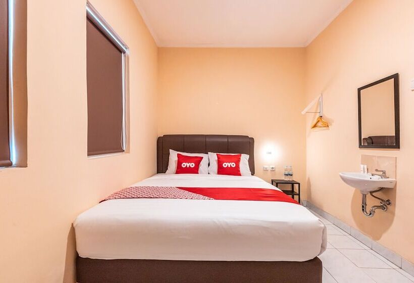 Отель Reddoorz @ Pavilion Residence Cikarang