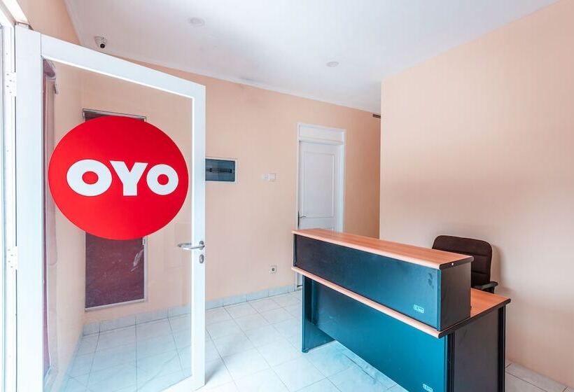 Отель Reddoorz @ Pavilion Residence Cikarang