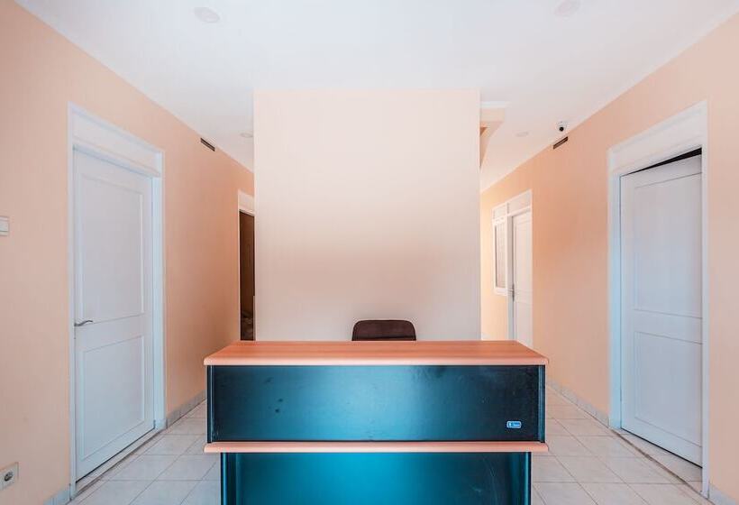 Отель Reddoorz @ Pavilion Residence Cikarang