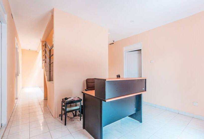 Отель Reddoorz @ Pavilion Residence Cikarang