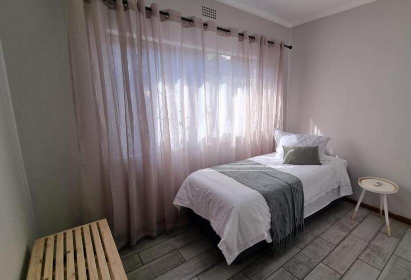 ペンション The Retreat Guesthouse