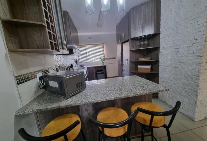 ペンション The Retreat Guesthouse