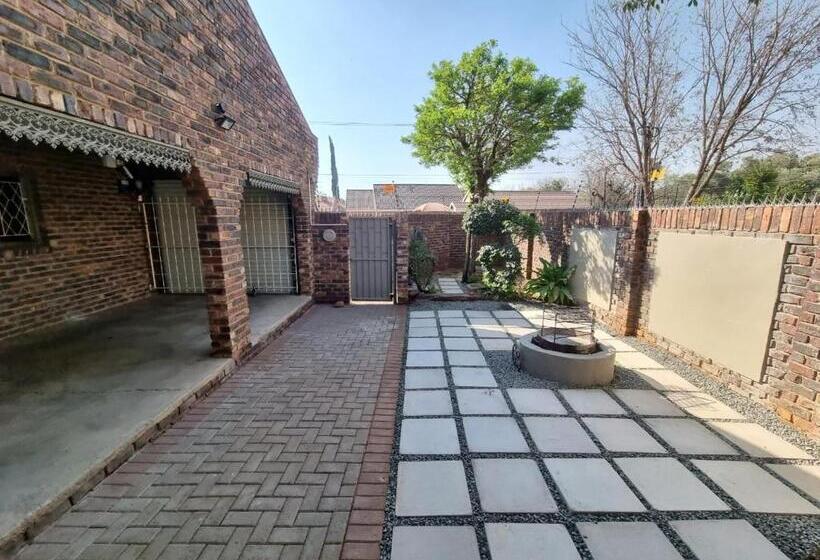 ペンション The Retreat Guesthouse