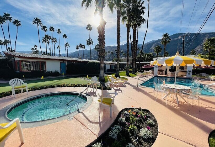 A Place In The Sun Hotel   Adults Only Big Units, Privacy Gardens & Heated Pool & Spa In 1 Acre Park