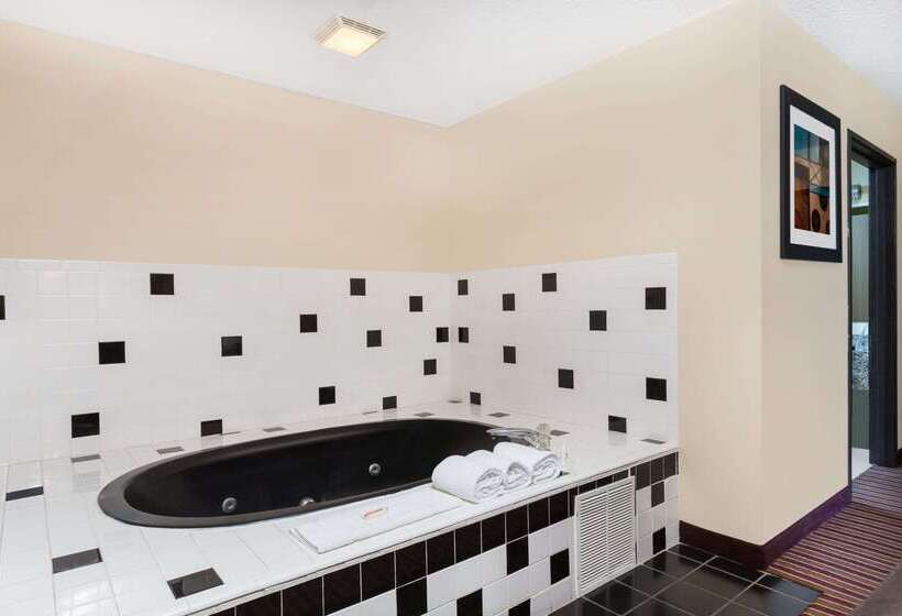 בית מלון כפרי Baymont By Wyndham Bowling Green