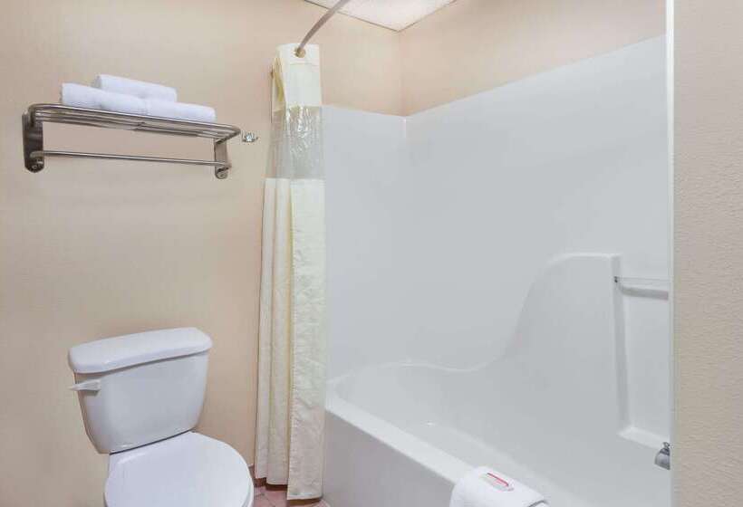 בית מלון כפרי Baymont By Wyndham Bowling Green