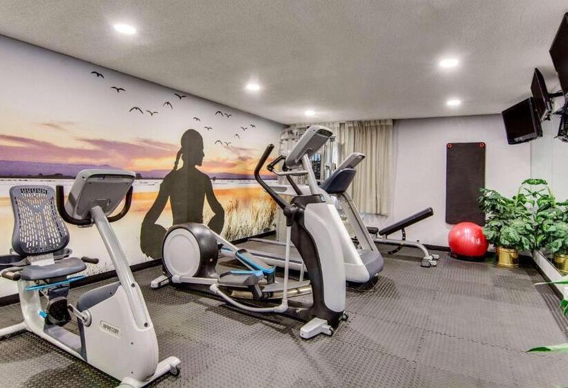 Отель Clarion Pointe On The Lake Clarksvillesouth Hill West